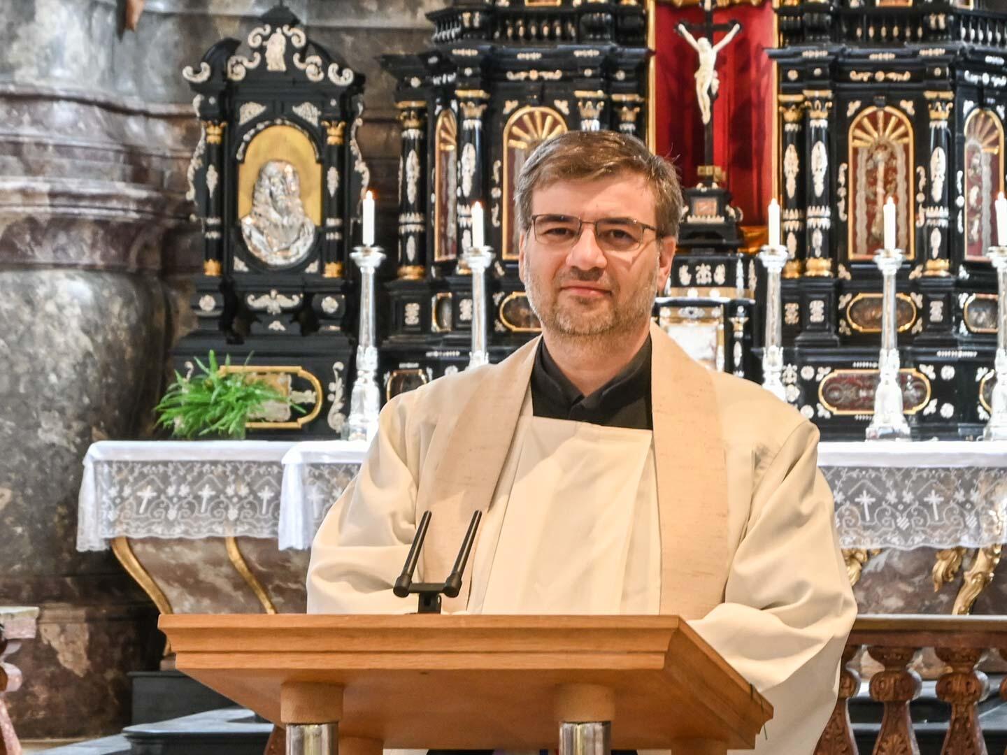 (Bild: Wolfgang Böhm) Pfarrer Dominic Leutgäb