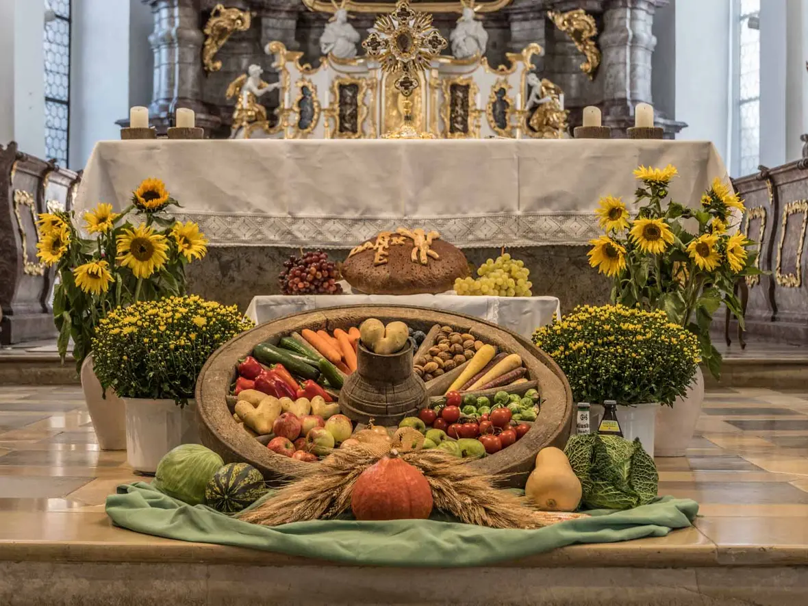 Erntedankaltar in der Pfarrkirche St. Peter