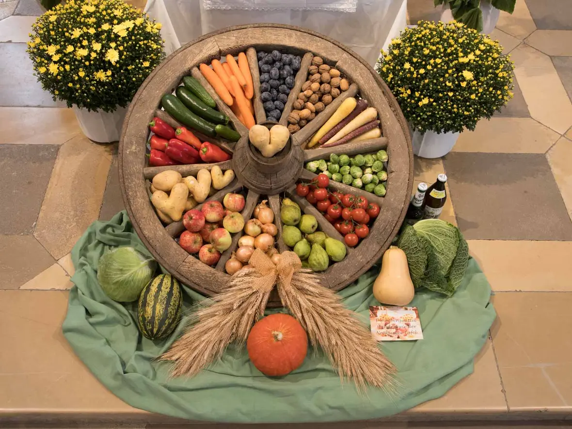Erntedankaltar in der Pfarrkirche St. Peter