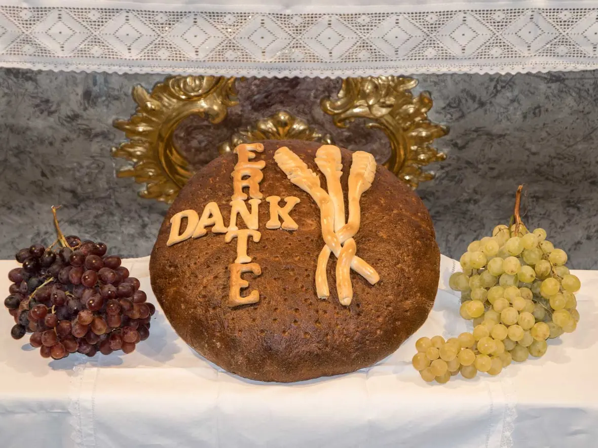 Erntedankaltar in der Pfarrkirche St. Peter