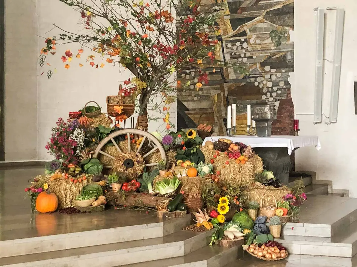 Erntedankaltar in der Pfarrkirche St. Ulrich