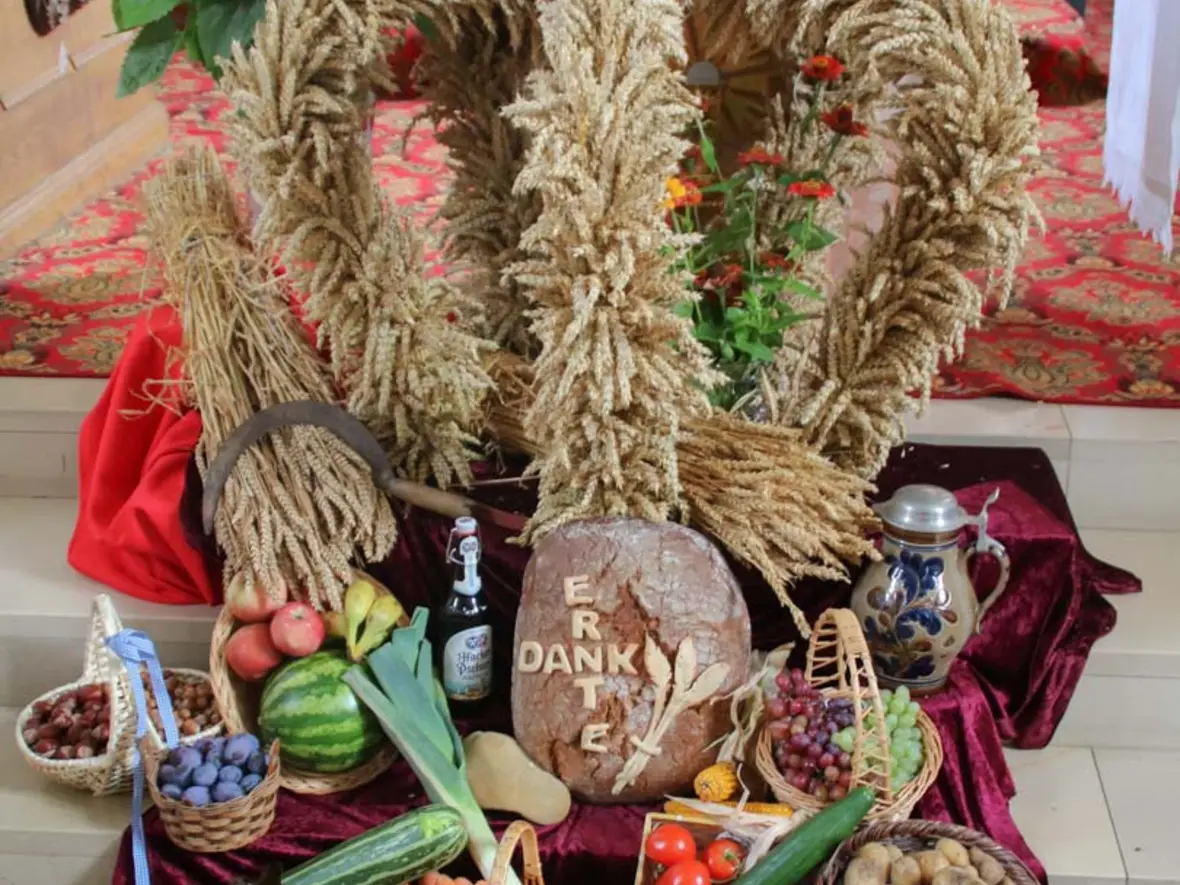 Erntedankaltar in der Pfarrkirche St. Martin in Wagenhofen