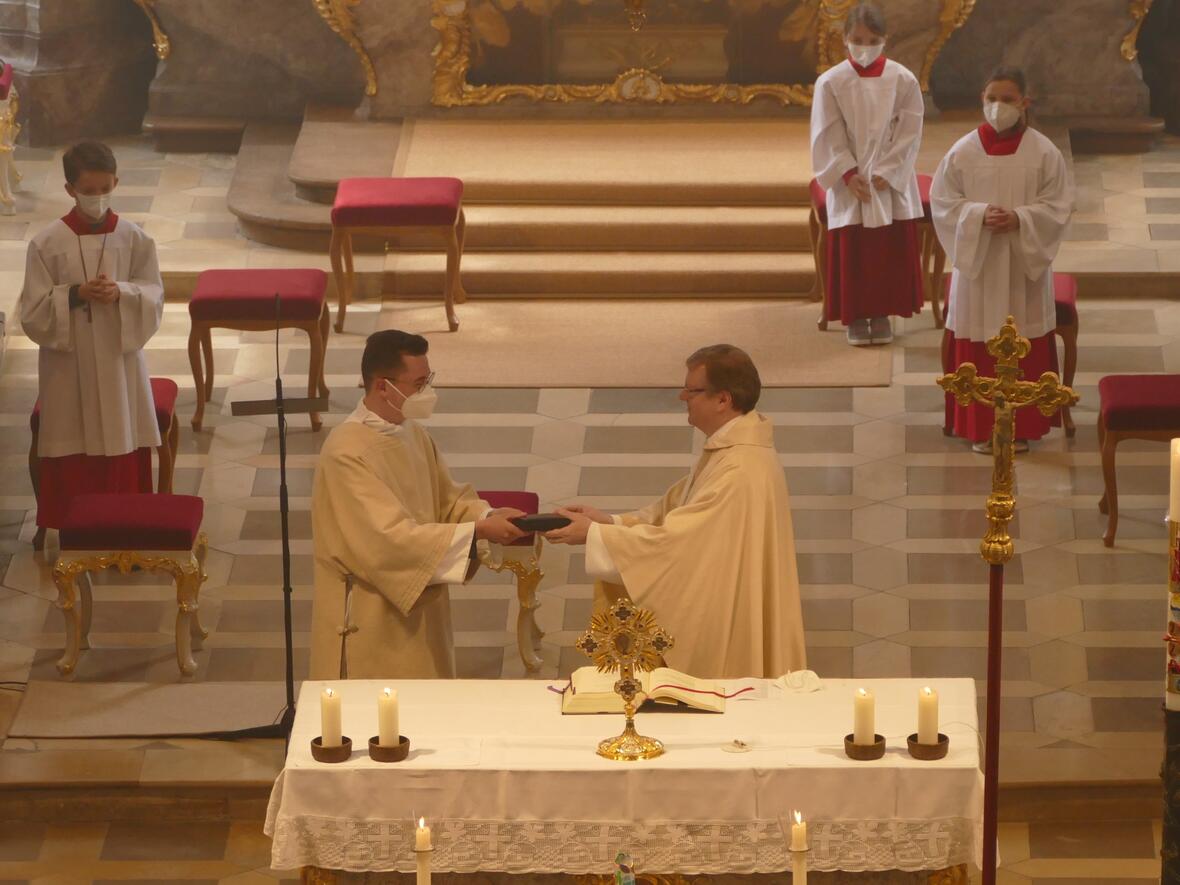 Überreichung der Bursa durch Pfarrer Kohler