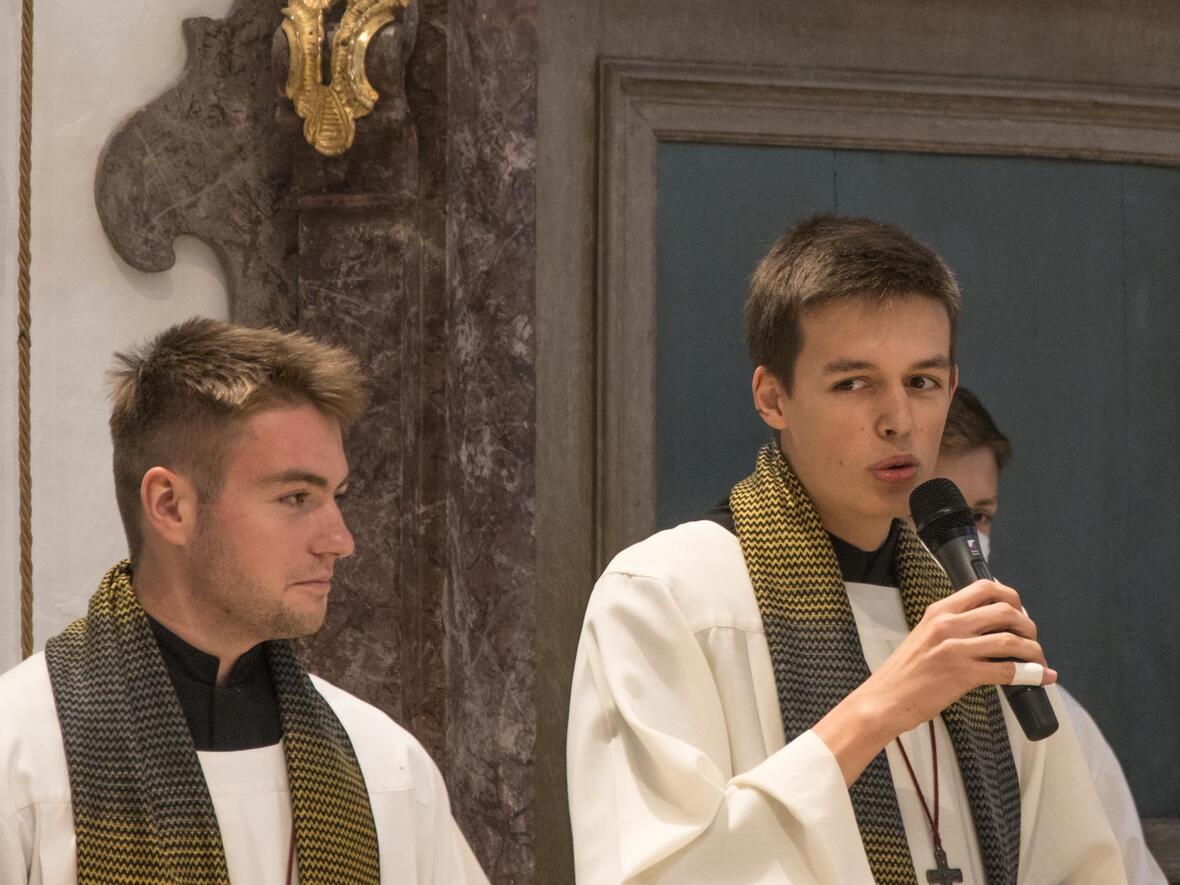 Johannes dankt der Ministrantenschar und ermuntert sie: Macht so weiter.