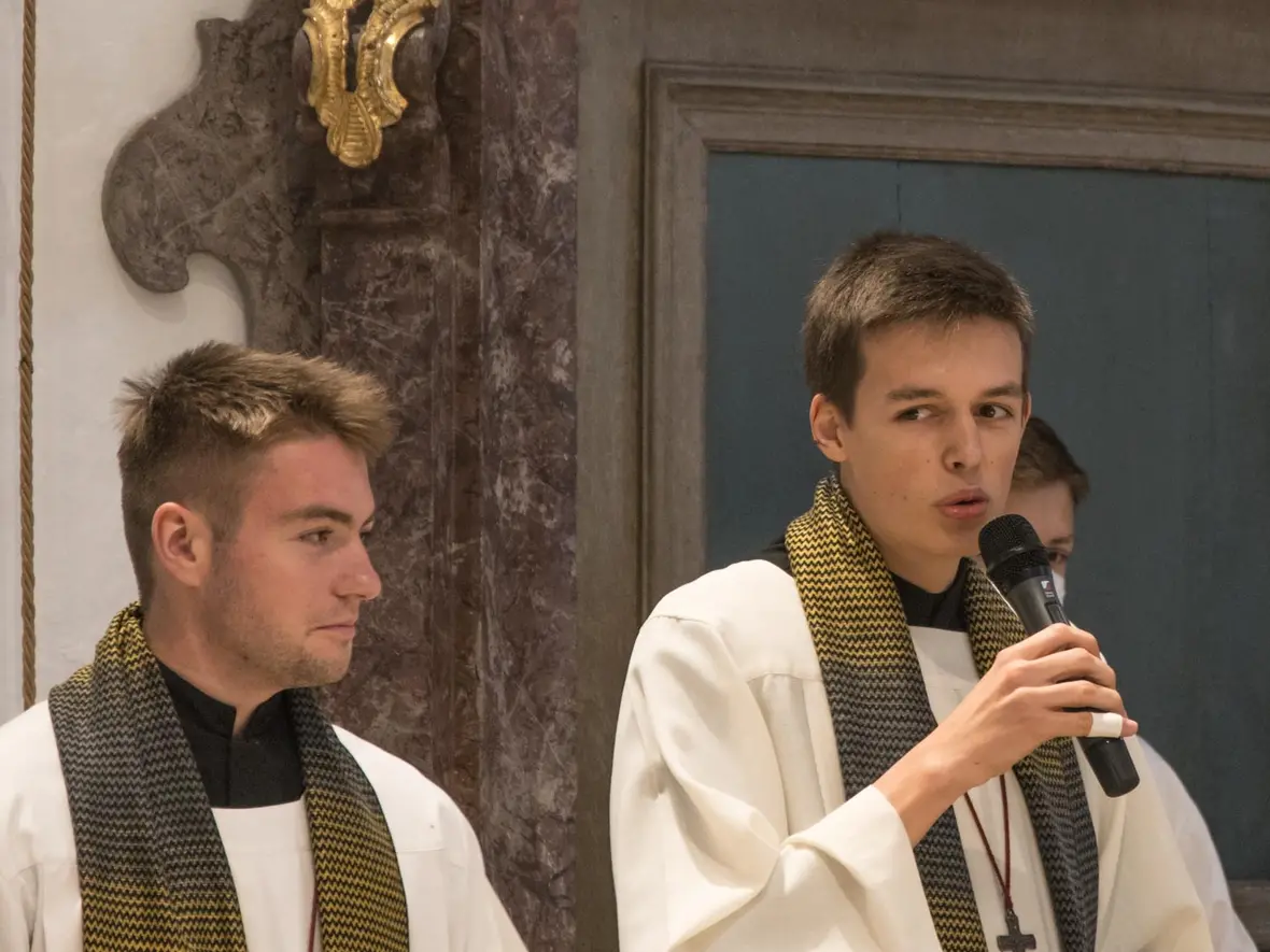 Johannes dankt der Ministrantenschar und ermuntert sie: Macht so weiter.