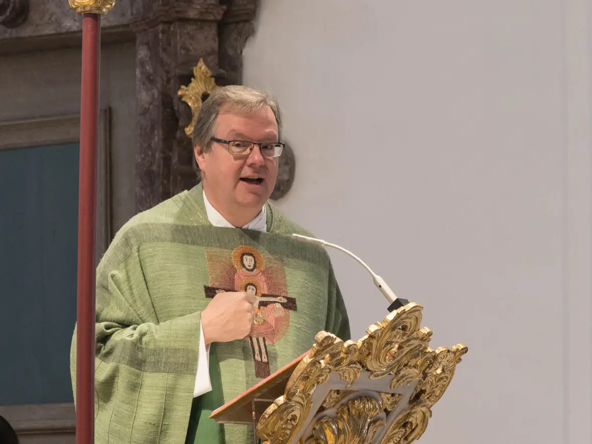 Pfarrer Kohler bei einer Ansprache