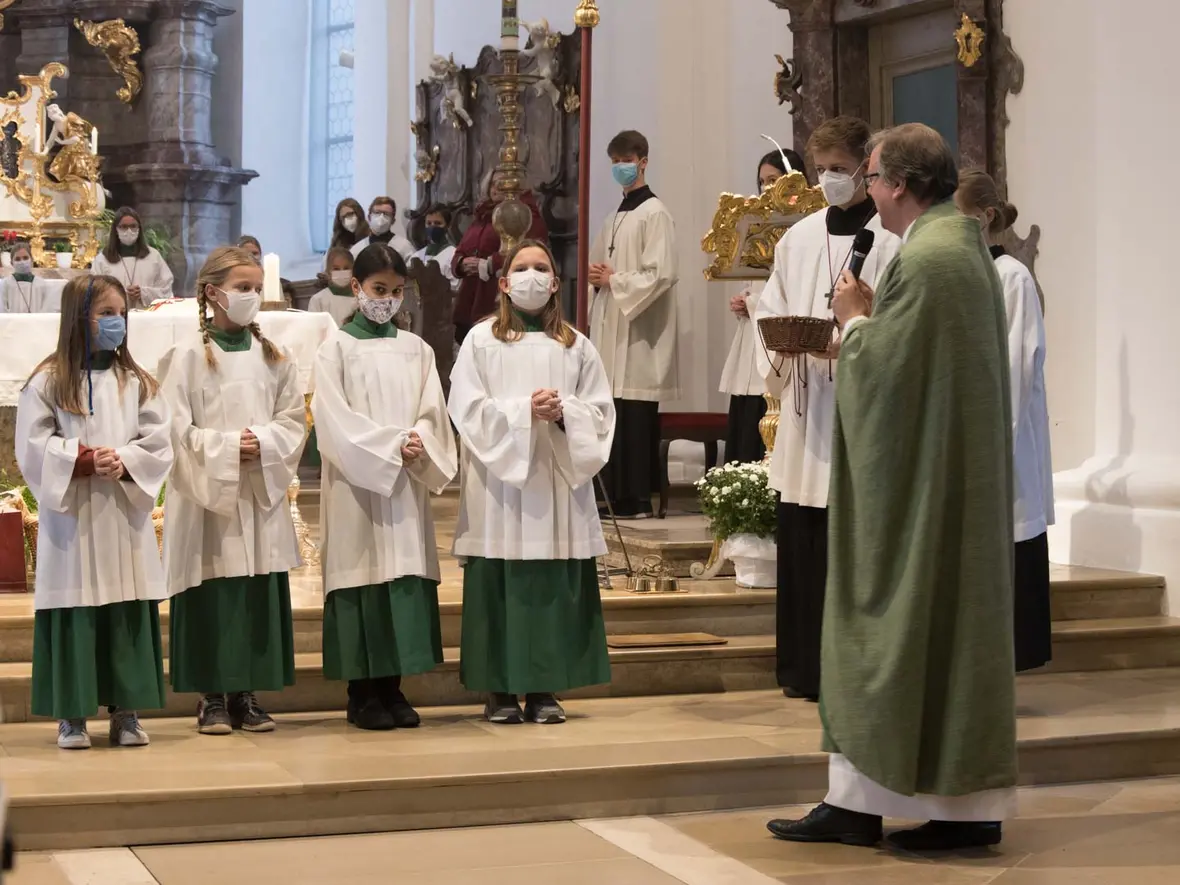 Begrüßung der vier neue Ministrantinnen: Da sieht man, wie wichtig Frauen in der kath. Kirche sind.