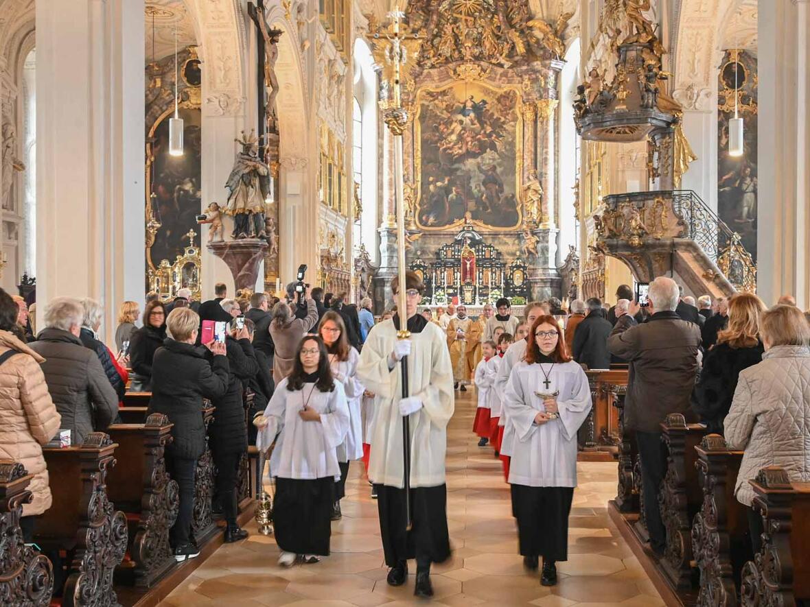 Bilder zum Festgottesdienst aus der Pfarrei St. Peter