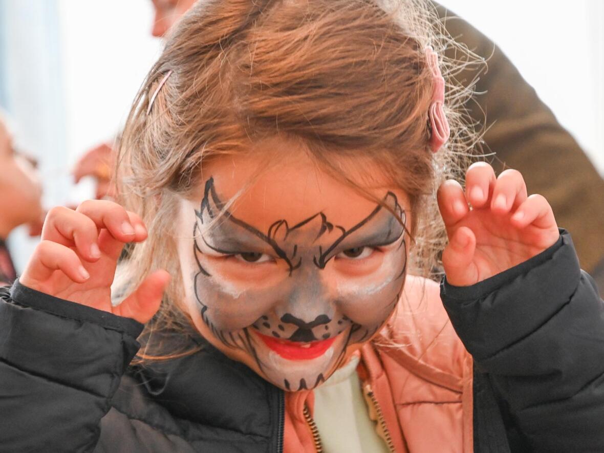 Wölfe überall. Hier ein mittelkleiner Wolf ...