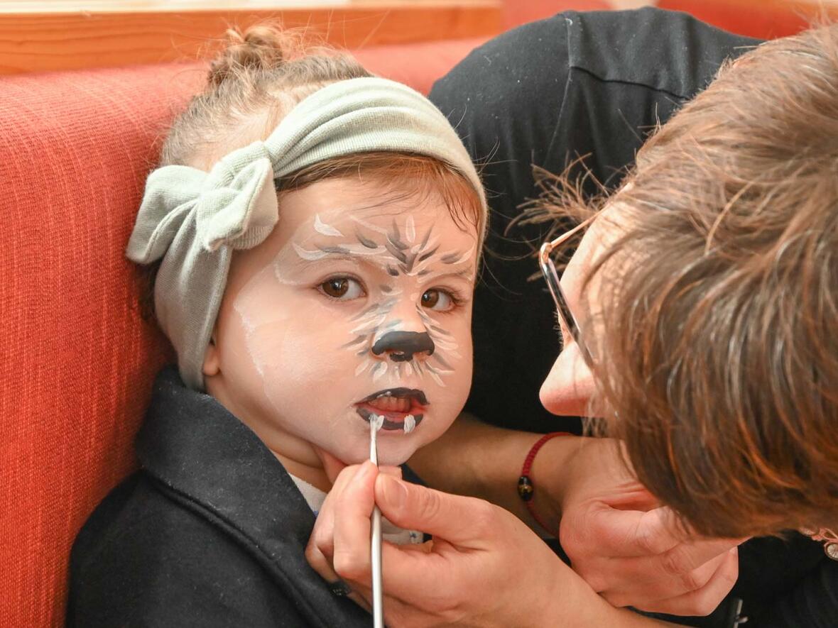 ... dort ein ganz kleiner Wolf.