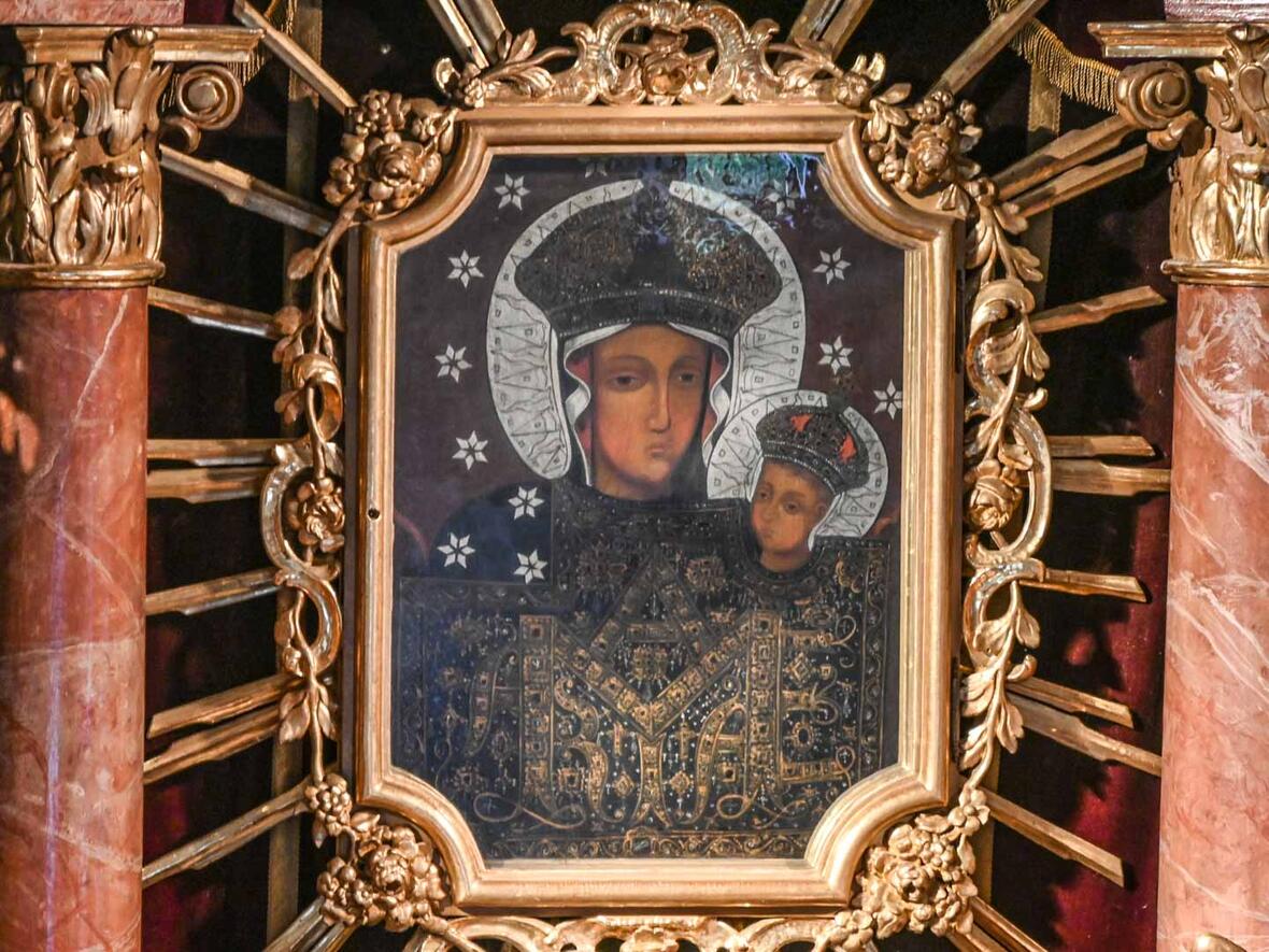 Die schwarze Madonna im Altarbild der Kahlhofkapelle