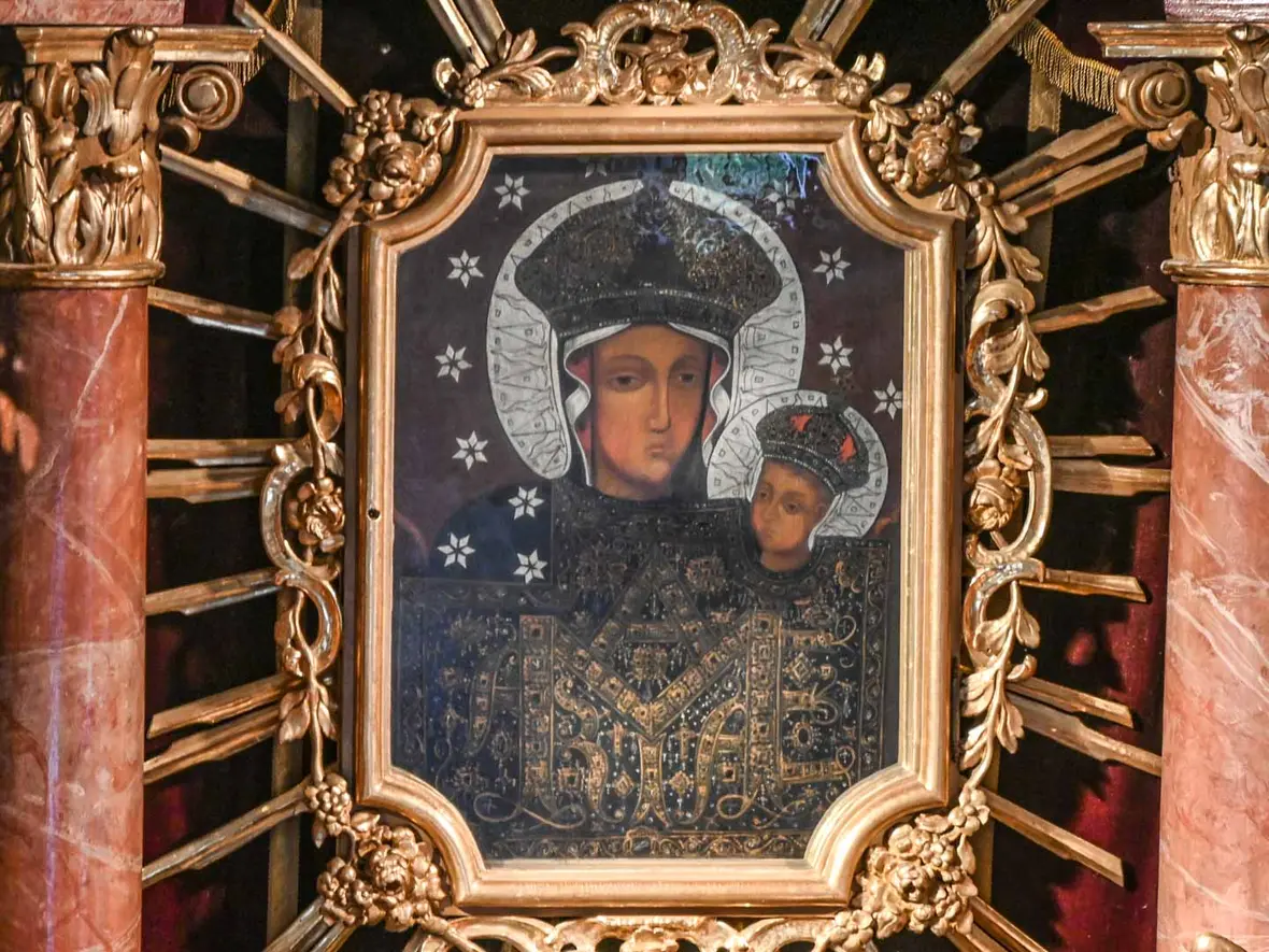 Die schwarze Madonna im Altarbild der Kahlhofkapelle