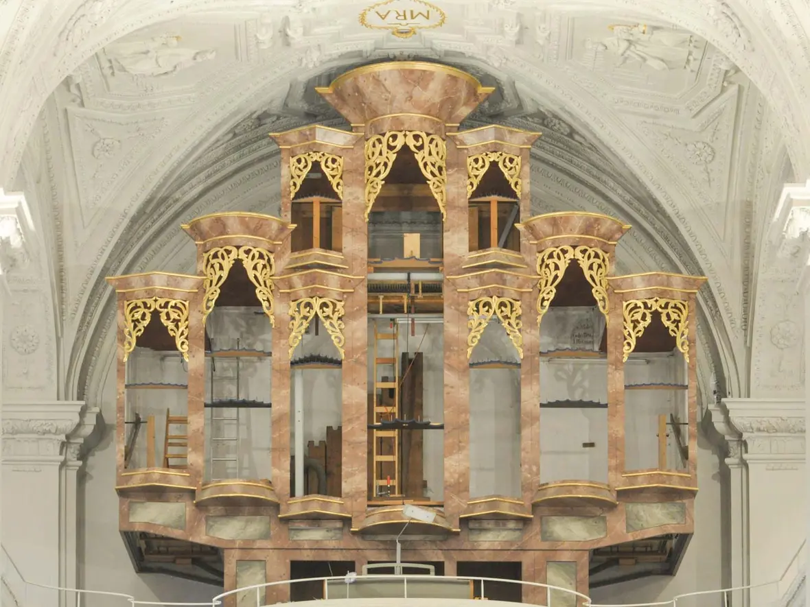 Die Orgel der Hofkirche ohne Pfeifen aber mit drei Leitern