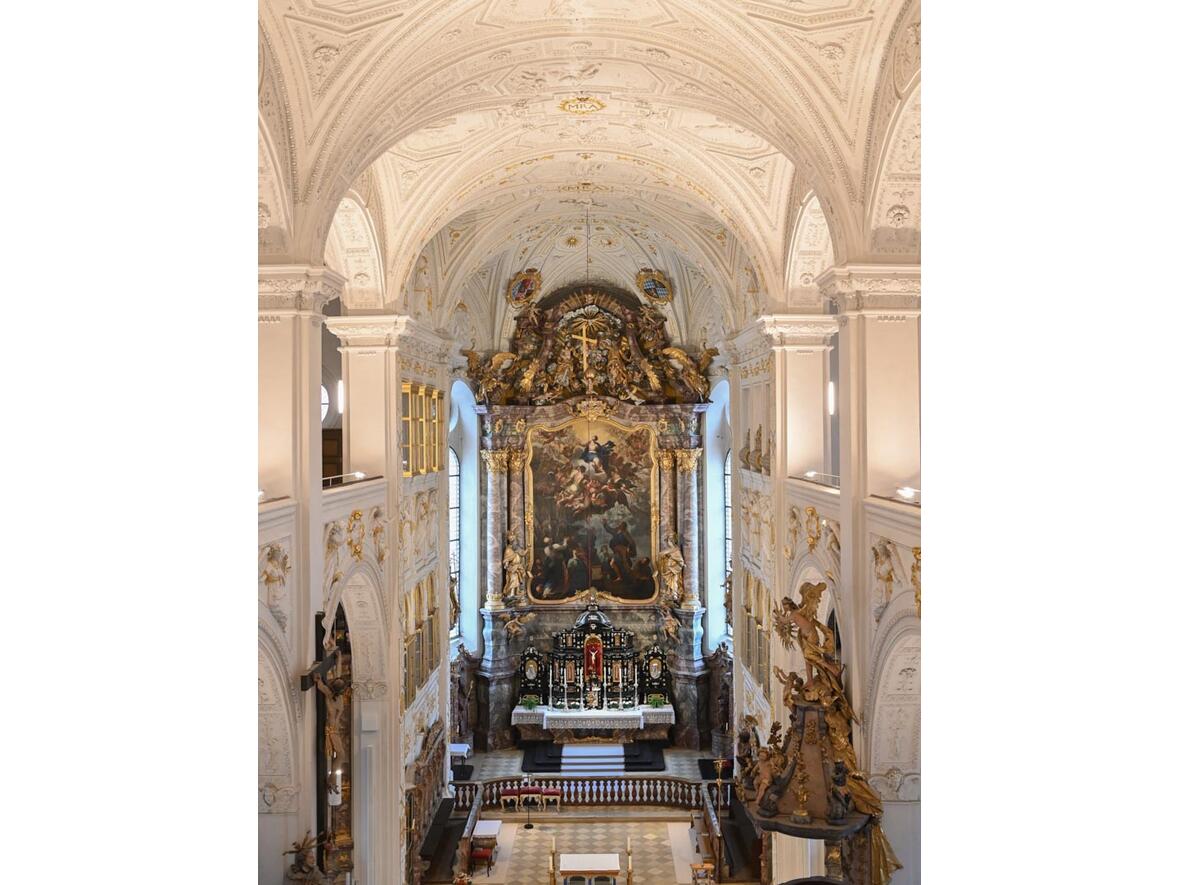 Wir gönnen uns noch einen Blick durch den Kirchenraum zum Hochaltar.
