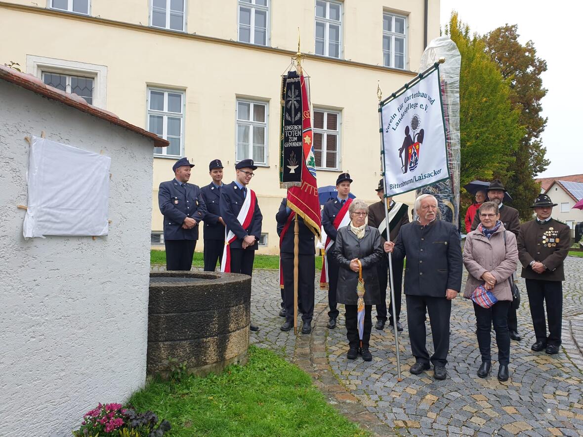 Vereinsabordnungen beim Erntedankfest in Bittenbrunn