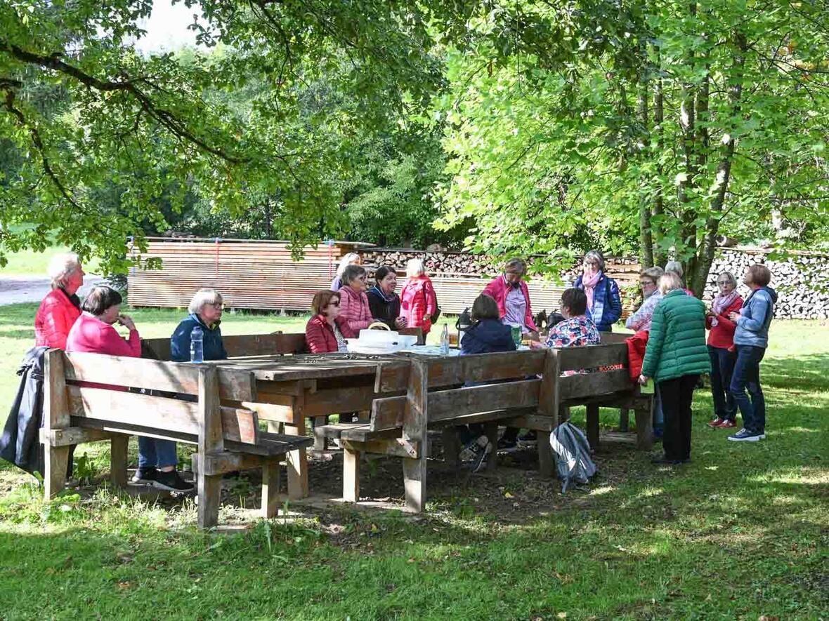 Kaffee und Kuchen im Garten des Forsthofes