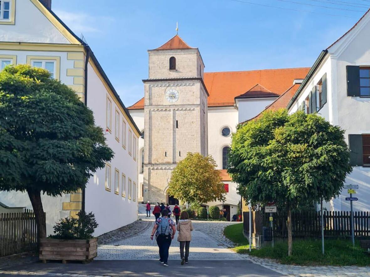 Anne und Caroline - jetzt auch dabei - vor der Hl. Kreuz Kirche