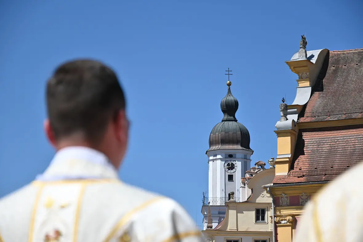 Neupriester Manuel Reichart blickt nach St. Peter.