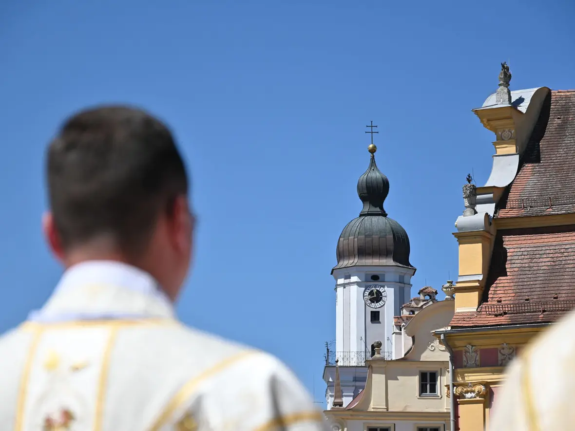 Neupriester Manuel Reichart blickt nach St. Peter.