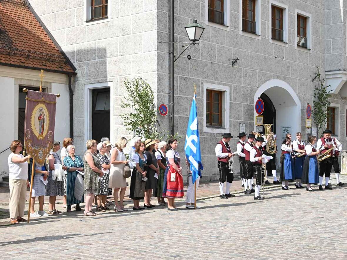 Die Abordnungen der Neuburger Stadtkapelle und des Kath. Frauenbund Neuburg beim Altar vor dem Stadttheater