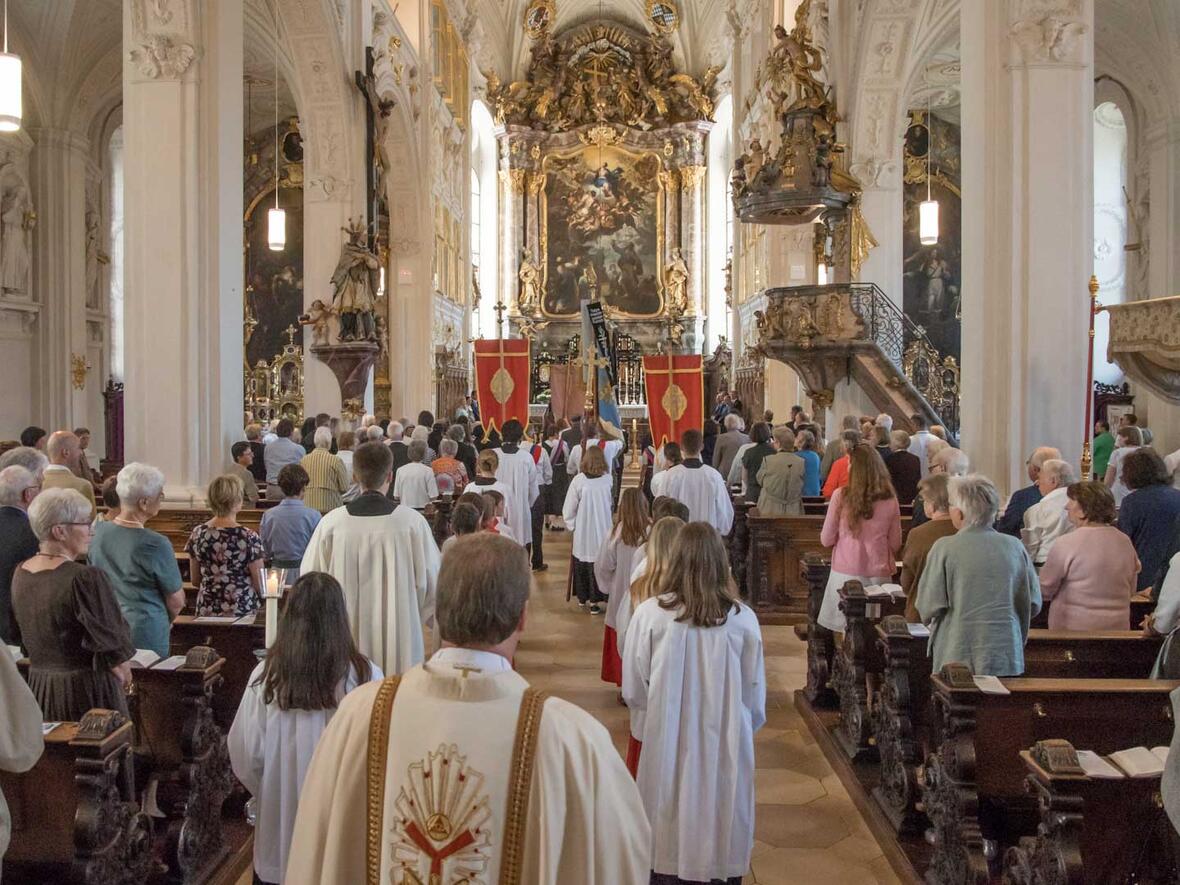 Großer Einzug mit den Fahnenabordnungen