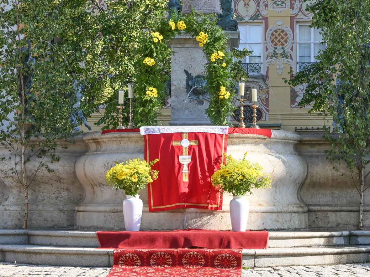 Der 1. Altar am Marienbrunnen von den Mesnerinnen Andelka Bagaric und Margit Ettig