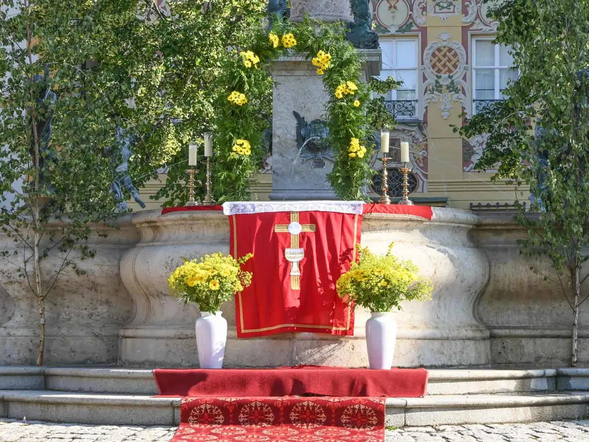 Der 1. Altar am Marienbrunnen von den Mesnerinnen Andelka Bagaric und Margit Ettig