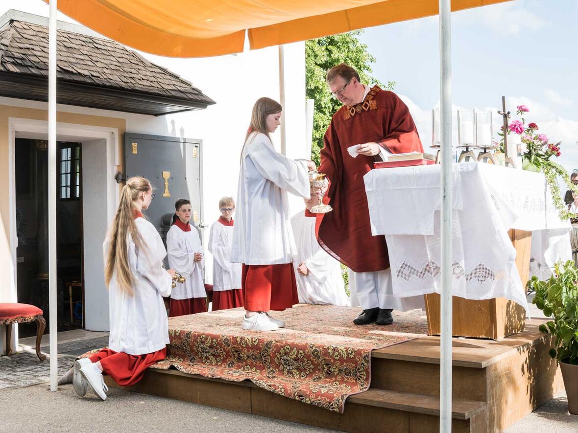 Die Ministranten von St. Martin Wagenhofen beim Altardienst