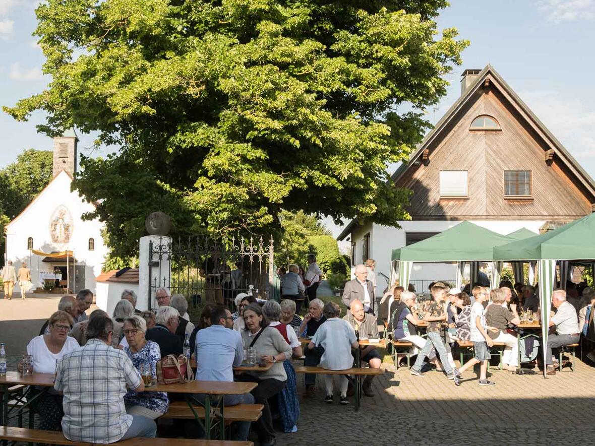 Gemütliches Beisammensein mit Leberkäs und Bier und Wasser