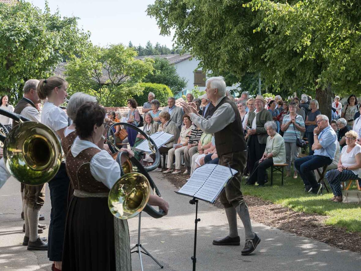 Die Jagdhornbläser Neuburg verabschieden Franz Felbermeir weidmännisch.