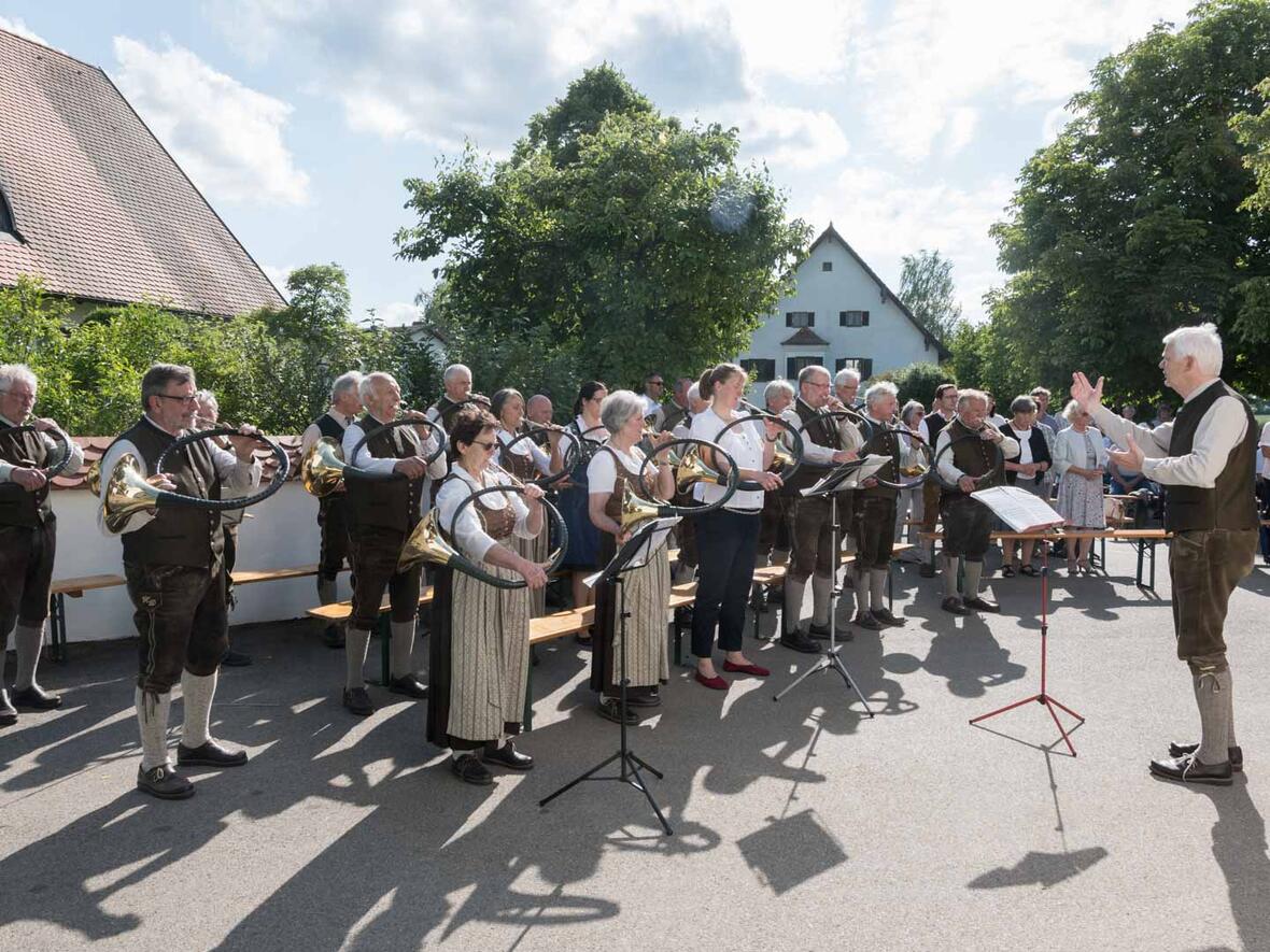 Die Jagdhornbläsergruppe Neuburg unter der Leitung von Karl-Gerd Heumann gestaltete musikalisch die Vorabendmesse.