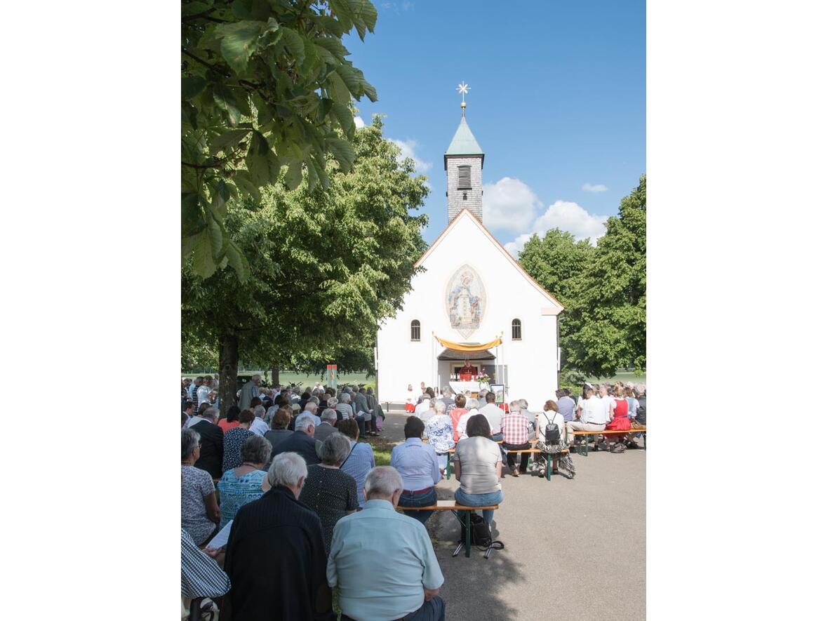 Die Wallfahrtskapelle Maria im Gnadenfeld erstrahlt im abendlichen Licht.