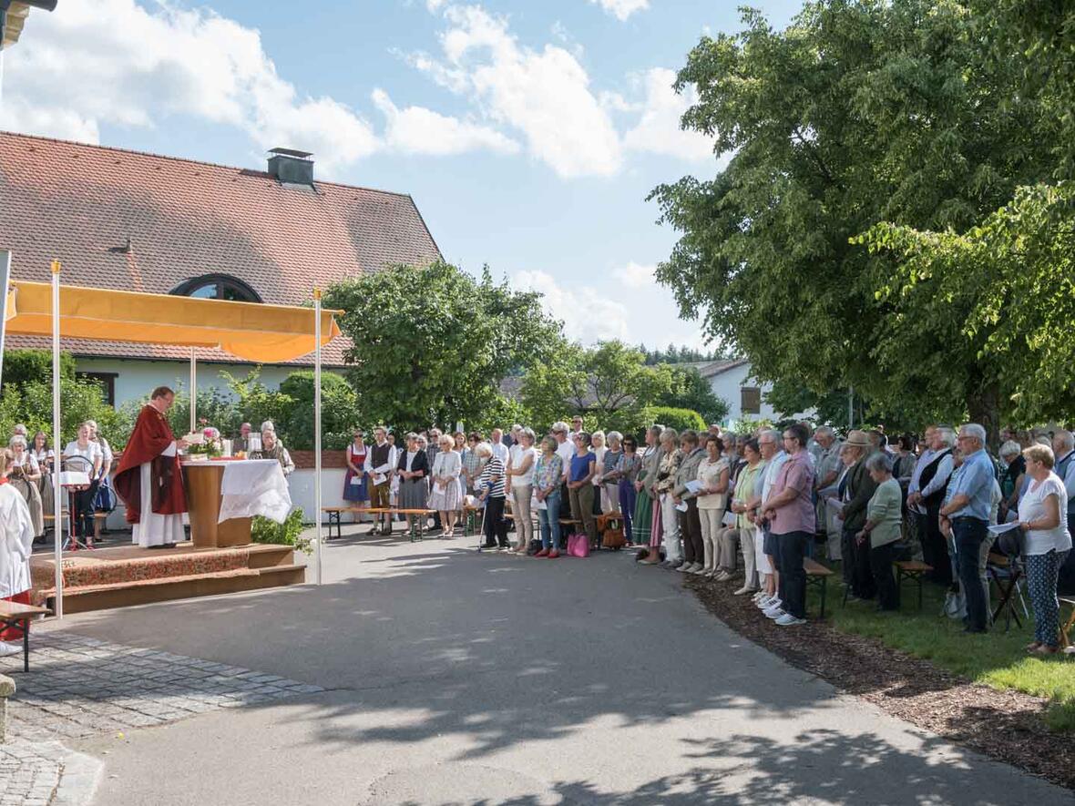 Pfarrer Kohler segnet die Stele.