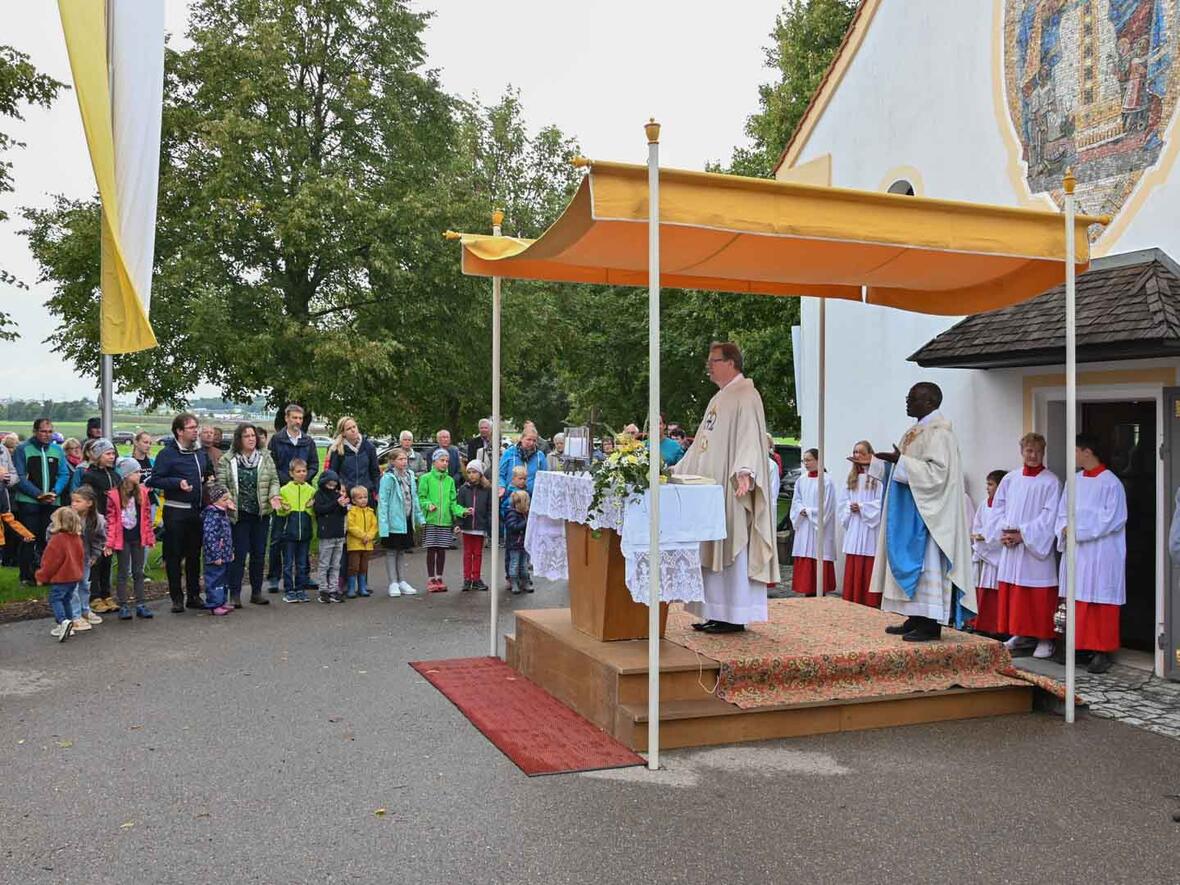 Beim VaterUnser mit Kindern aus der KinderKirche