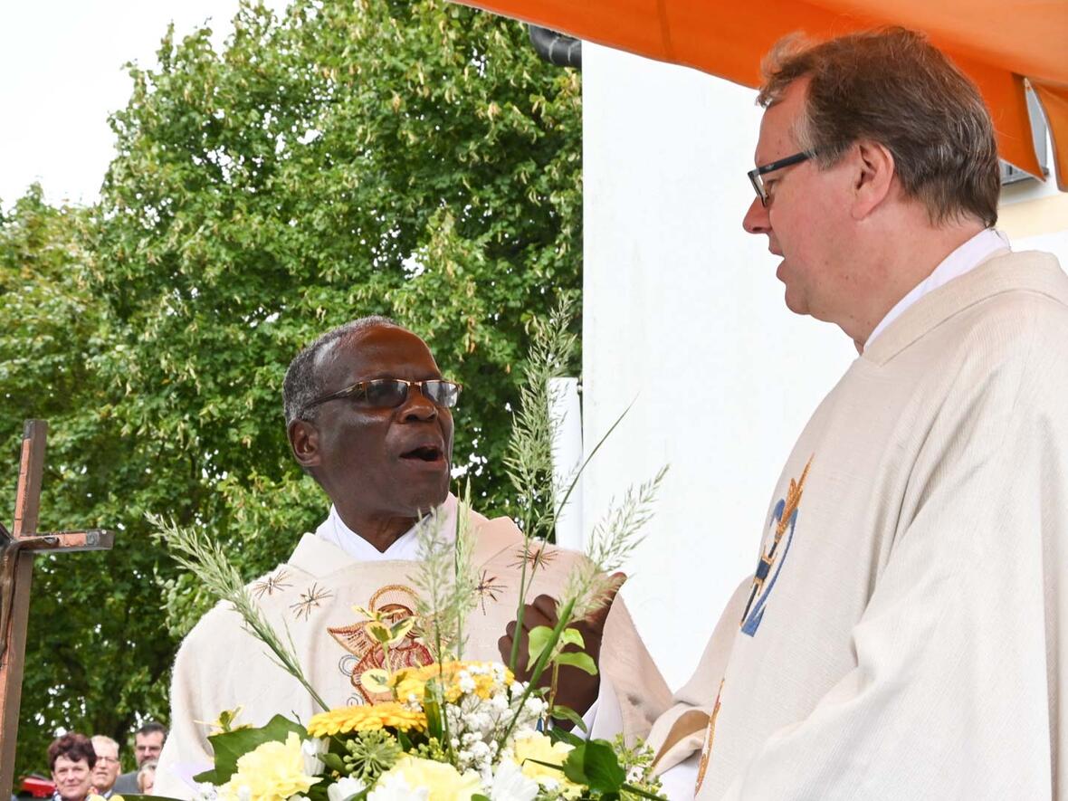 Pfarrer John Kyazze berichtet aus seiner Heimat Uganda.