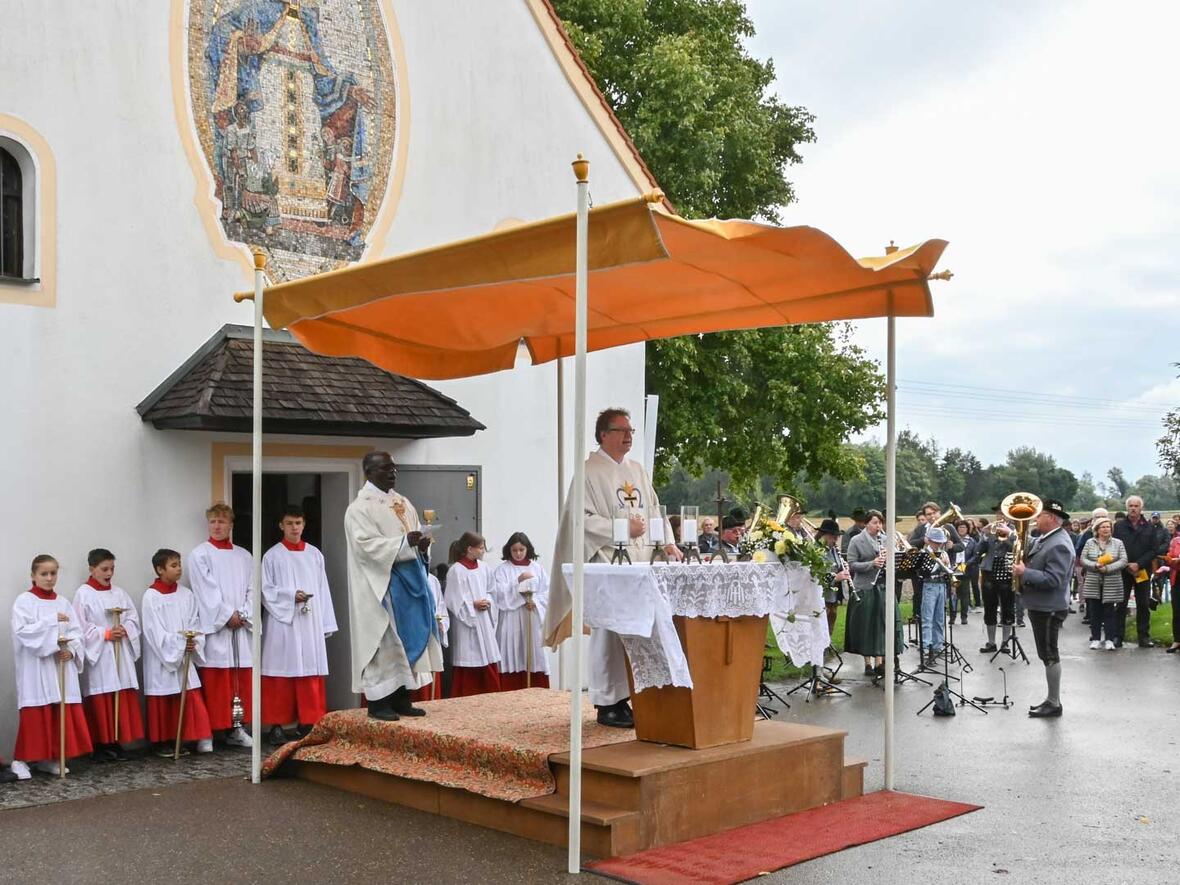 Am Altar vor der Kapelle