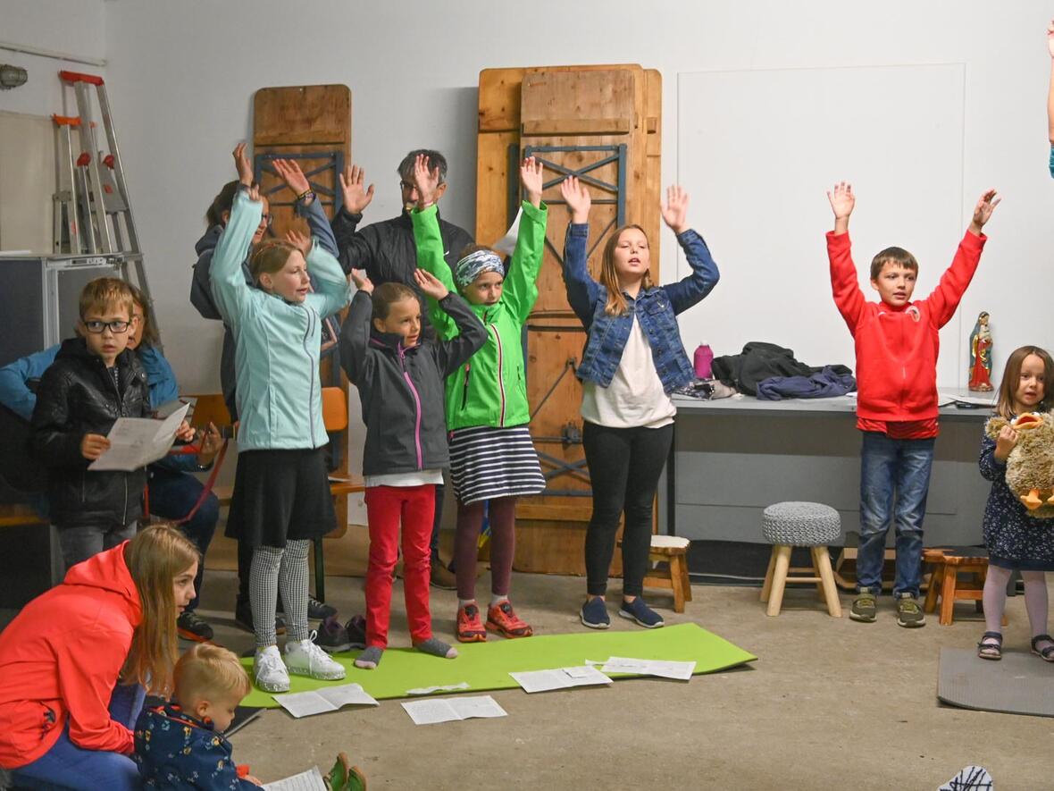 Der Kinderchor mit Verstärkung