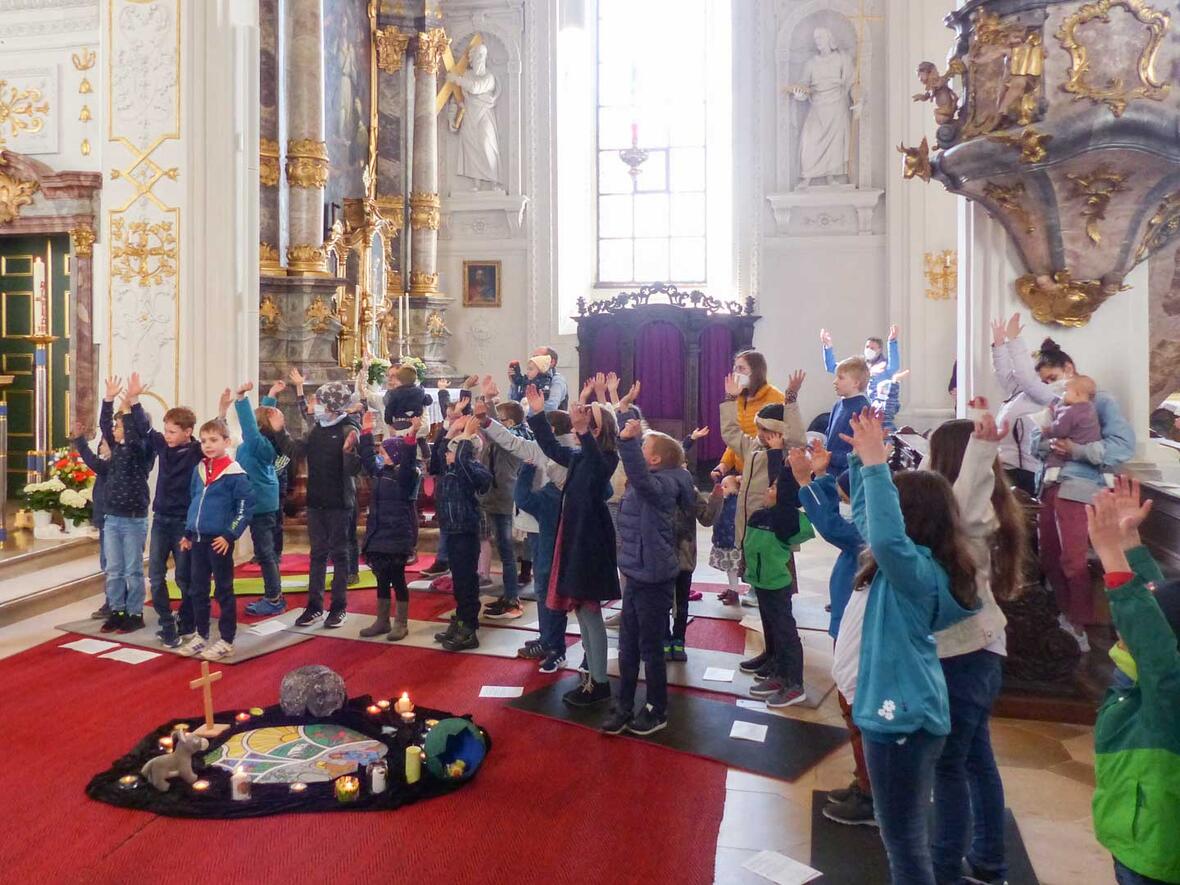 Kinder-Osterfeier in der Hofkirche