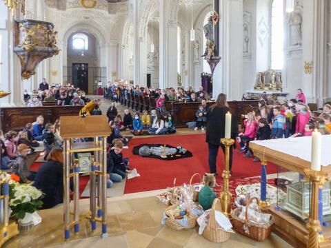 Kinder-Osterfeier in der Hofkirche