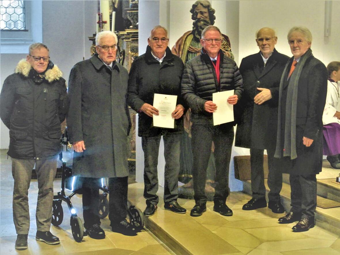 Die geehrten Kolpinger, von links: Klaus Kreitmeier 40 Jahre; Jakob Heiß 60 Jahre; Josef Eichinger 65 Jahre; Hans Omasreiter 60 Jahre;  Gratulant Präses Msgn. Vitus Wengert und Vorsitzender Michael Smoll