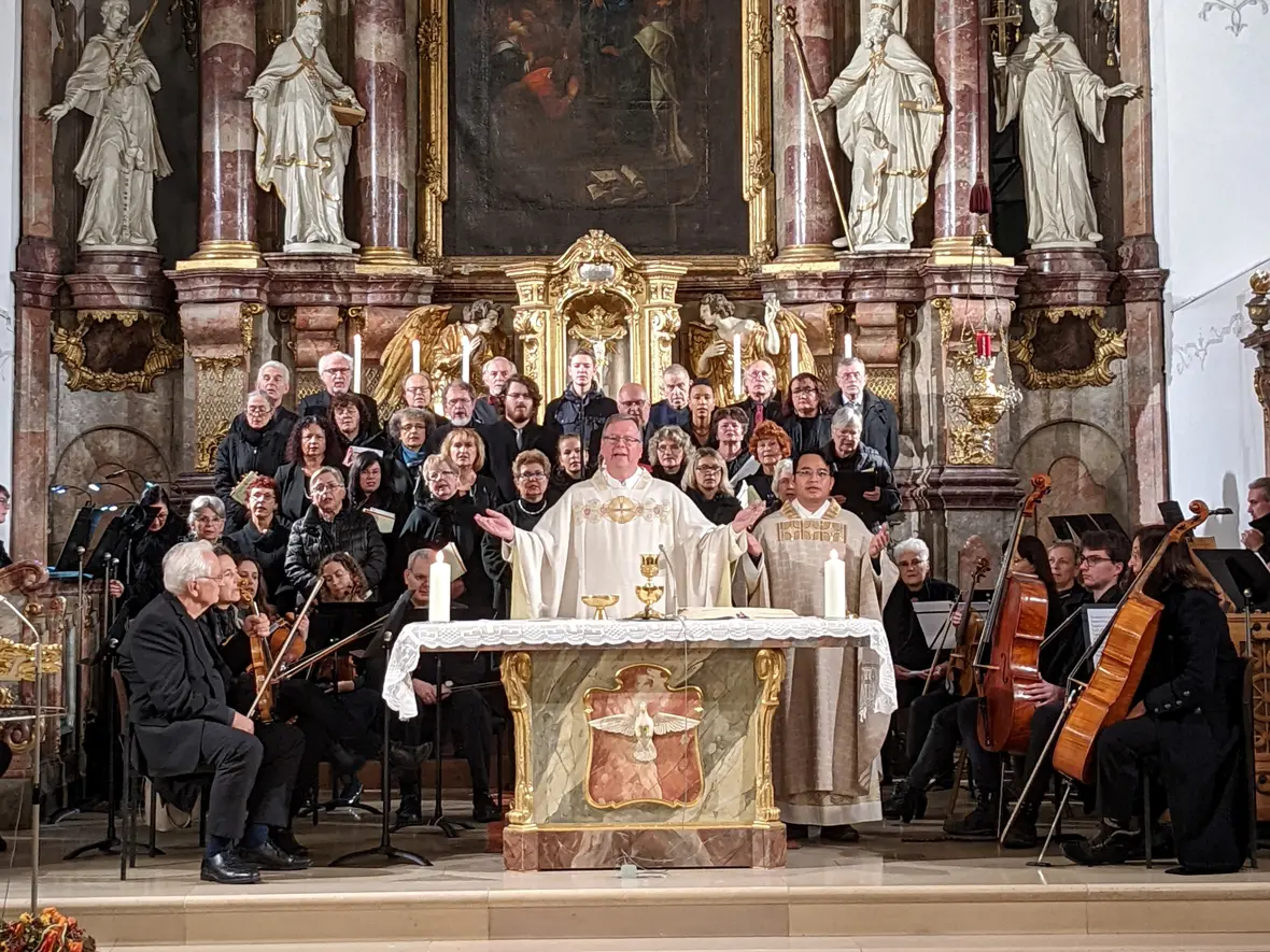 Pfarrer Kohler zelebrierte mit Pater Nhat den Festgottesdienst