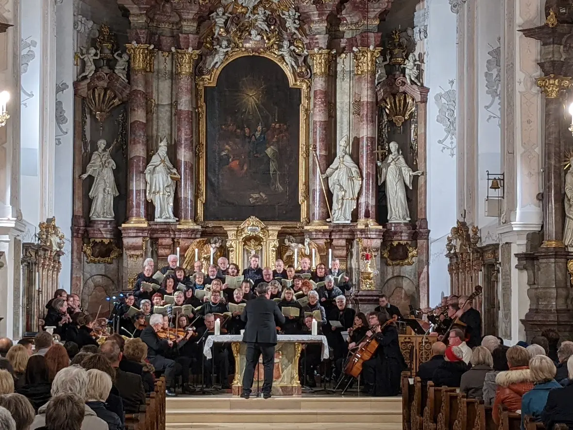 Martin Böhm dirigierte Chor und Orchester Dieter Sauer