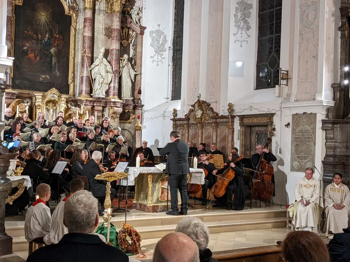 Die Sänger und Musiker füllten den Altarraum.