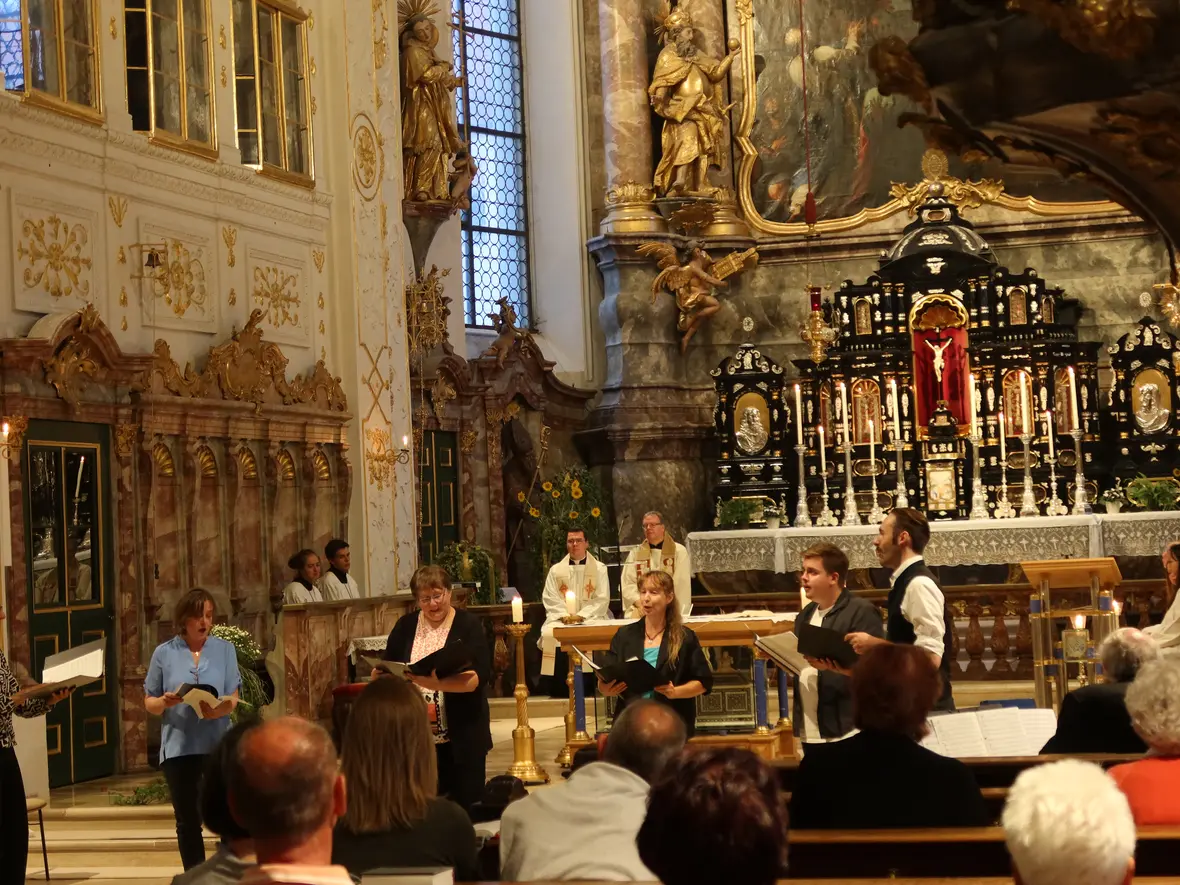 Am Abend noch das Marienlob mit dem Ensemble 1508 und meditativen Texten von Pfarrer Kohler.