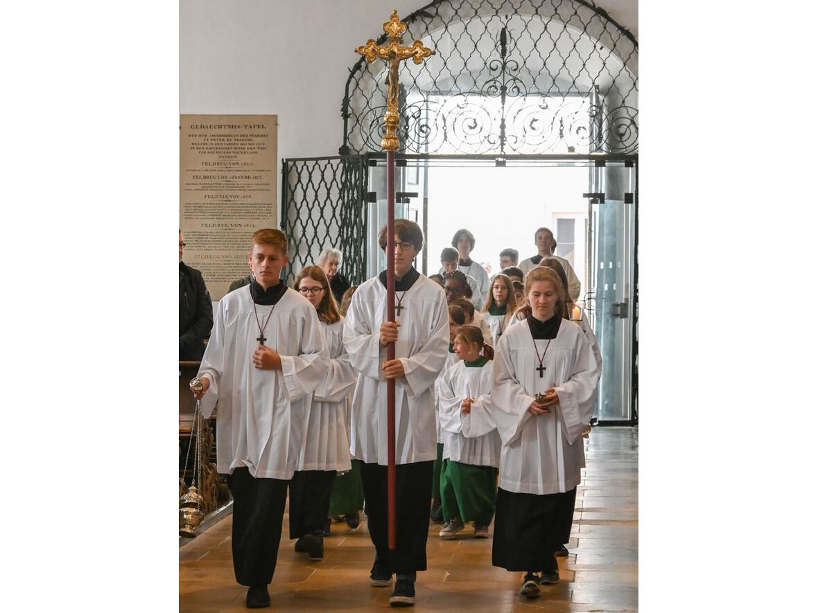 Feierlicher Einzug des liturgischen Dienstes