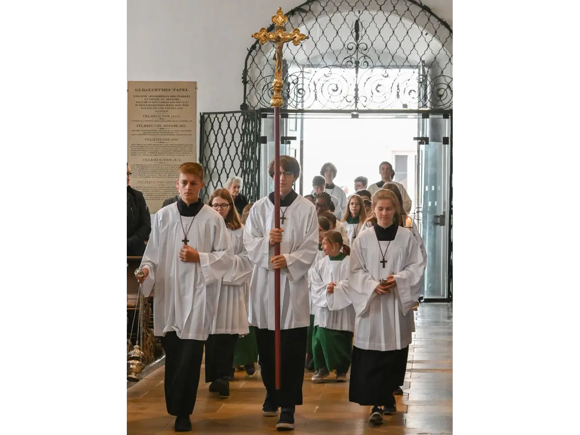 Feierlicher Einzug des liturgischen Dienstes