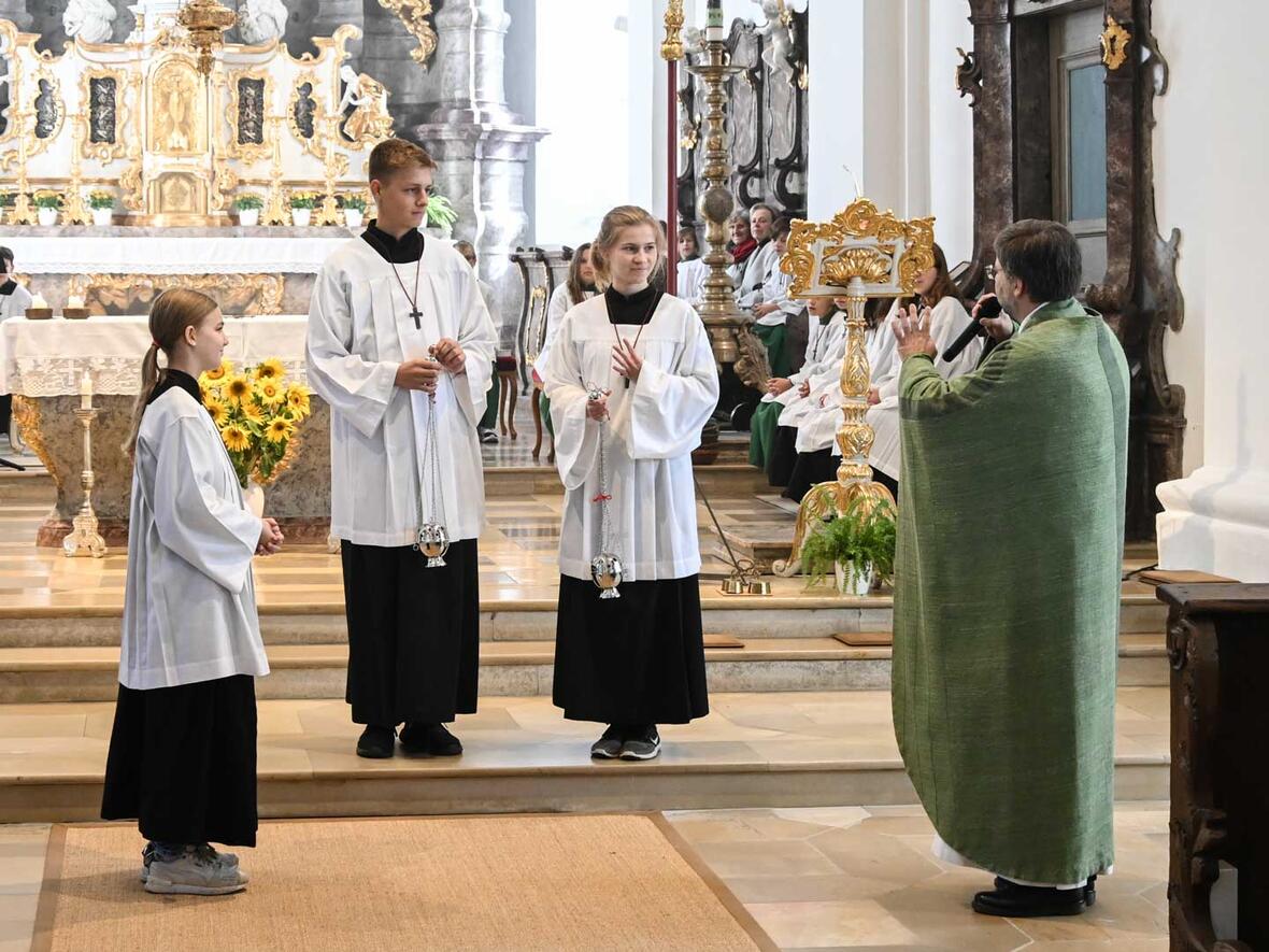 Danke Maria-Magdalena, danke Jakob. Ein Rauchfass zum Abschied.  Pfarrer Leutgäb versichert: "Wir sehen euch gerne und oft wieder."