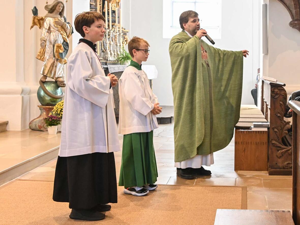 Die litugische Farbe grün für die Zeit im Jahreskreis, schwarz passt fast immer. Der weiße Rock symbolisiert das Taufkleid, wie auch die Albe des Priesters.