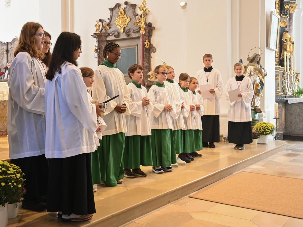 Die neuen Oberminis, die neuen Minis und Jakob und Maria-Magdalena. Gleich gibt es die Kreuze und die Urkunden.
