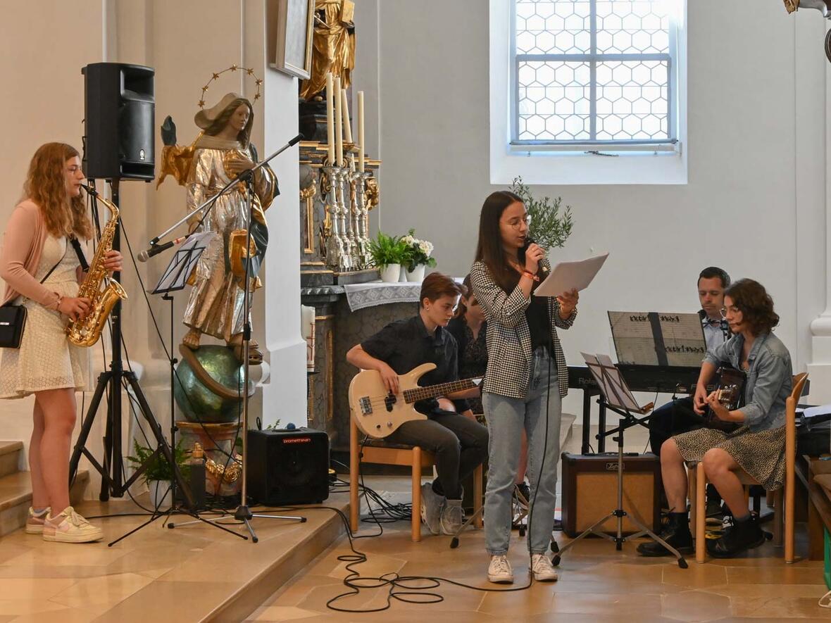 Die Kirchenband Cocino unter der Leitung von Fabian Mnich am ePiano